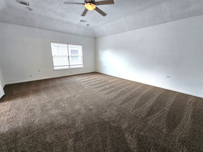 Building Photo - 3901 Spring Garden Dr