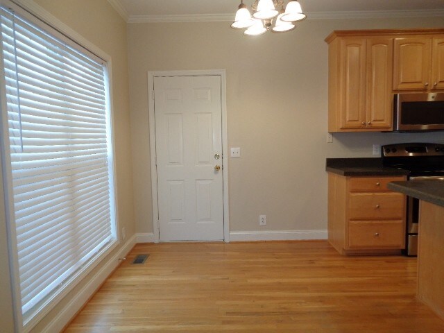 Building Photo - 2406 Adelaide Dr