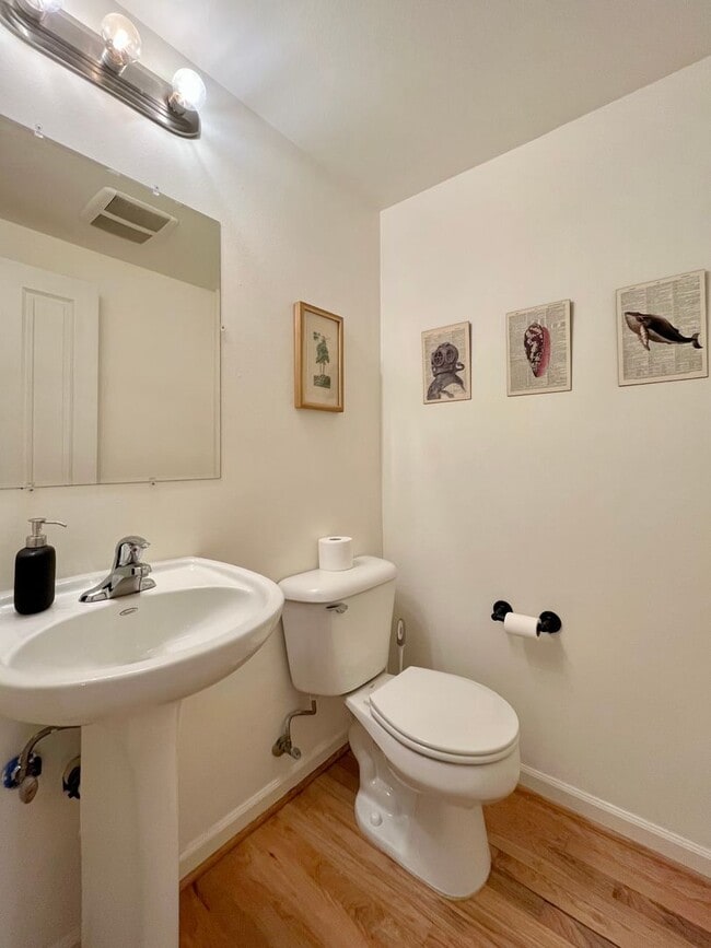 Building Photo - Light and Airy Townhome - Available April 10th