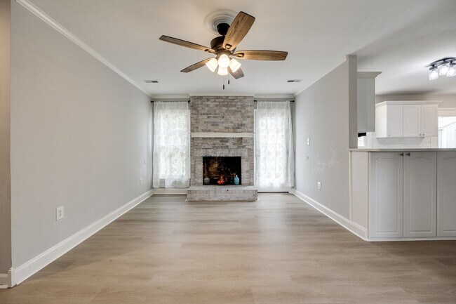 Building Photo - Beautiful 3 bedroom 2 full bath Ranch on a cul-de-sac in Charlotte's Walnut Creek community.