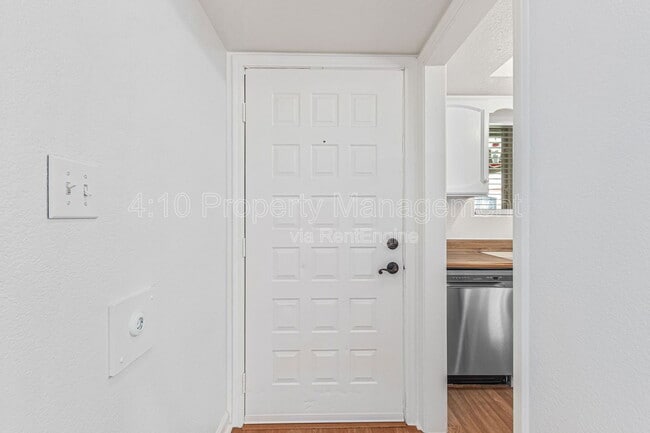 Building Photo - 405 E Linda Ln