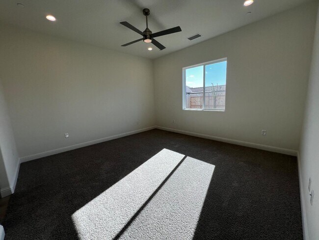 Building Photo - 2112 Daffodil St