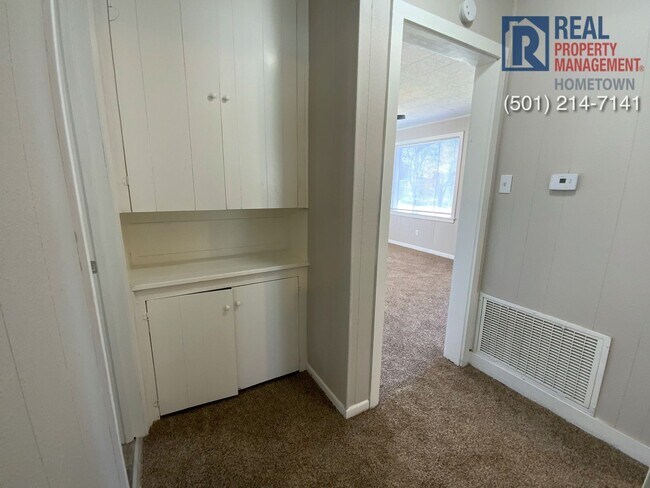 Building Photo - 5210 wood-