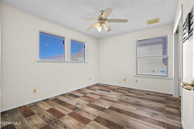 Building Photo - 624 Skydale Dr