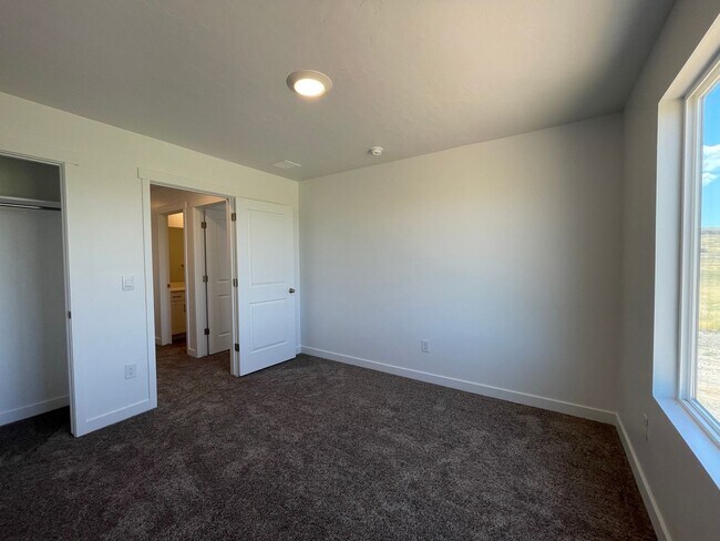 Building Photo - 3-Bedroom Townhome in Santaquin!