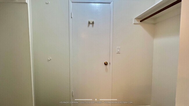 Building Photo - Sweet 2nd floor  studio condo at resort-like Watergate by the Bay in Emeryville!
