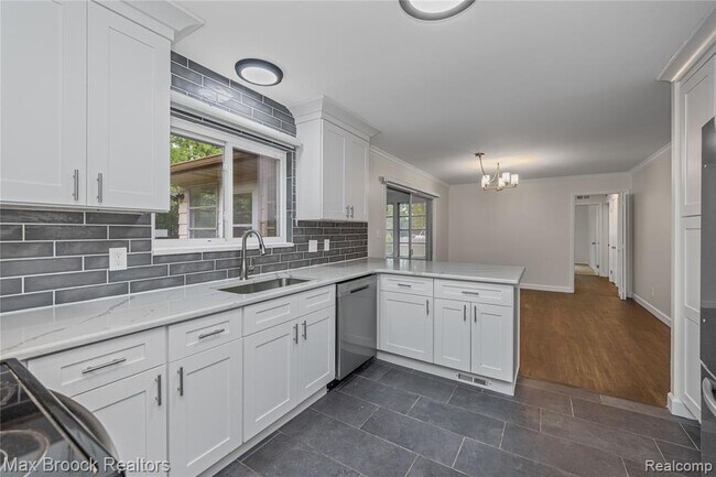 Building Photo - 6695 Lahser Rd