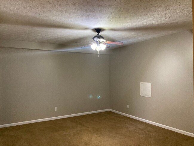 Building Photo - 128 Twin Lakes Dr