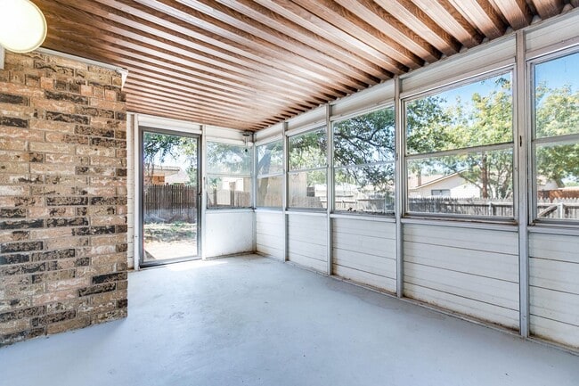 Building Photo - PAY NO SECURITY DEPOSIT! Spacious 3-bedroo...