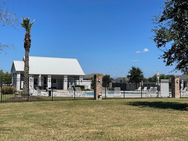 Building Photo - Spacious 4 bedroom 2 bathroom home for rent!