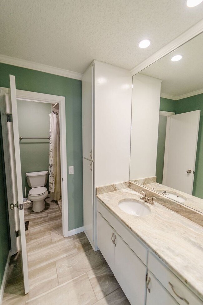 Building Photo - Come and enjoy your stay at this clean and...