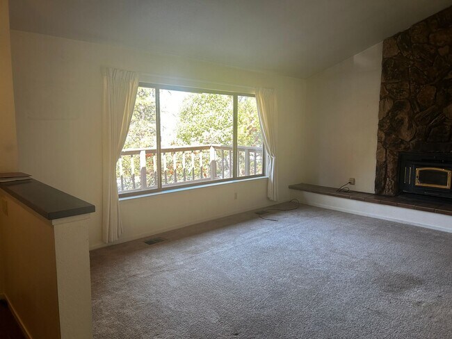 Building Photo - Lake of the Pines 3/2