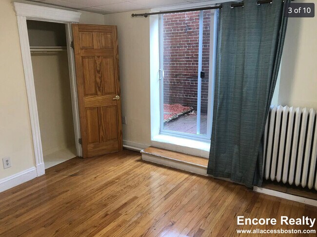 Building Photo - 352 Riverway