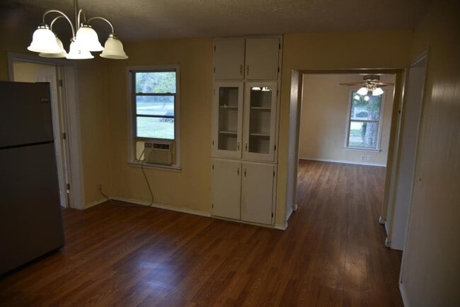 Building Photo - 302 S Oneal St