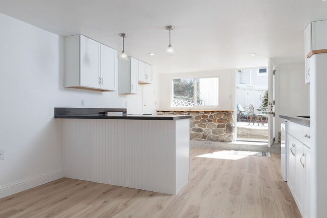 Building Photo - "Delightful 1-Bedroom Apartment in Historic Home!"