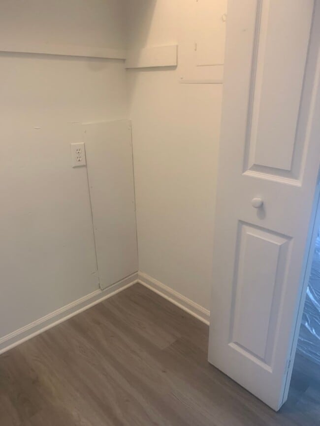 Building Photo - 4804  EM#16