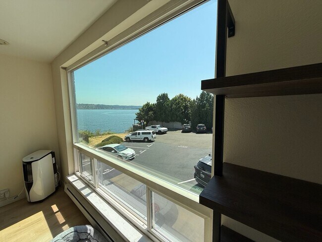Building Photo - Lake Washington waterfront living with lak...