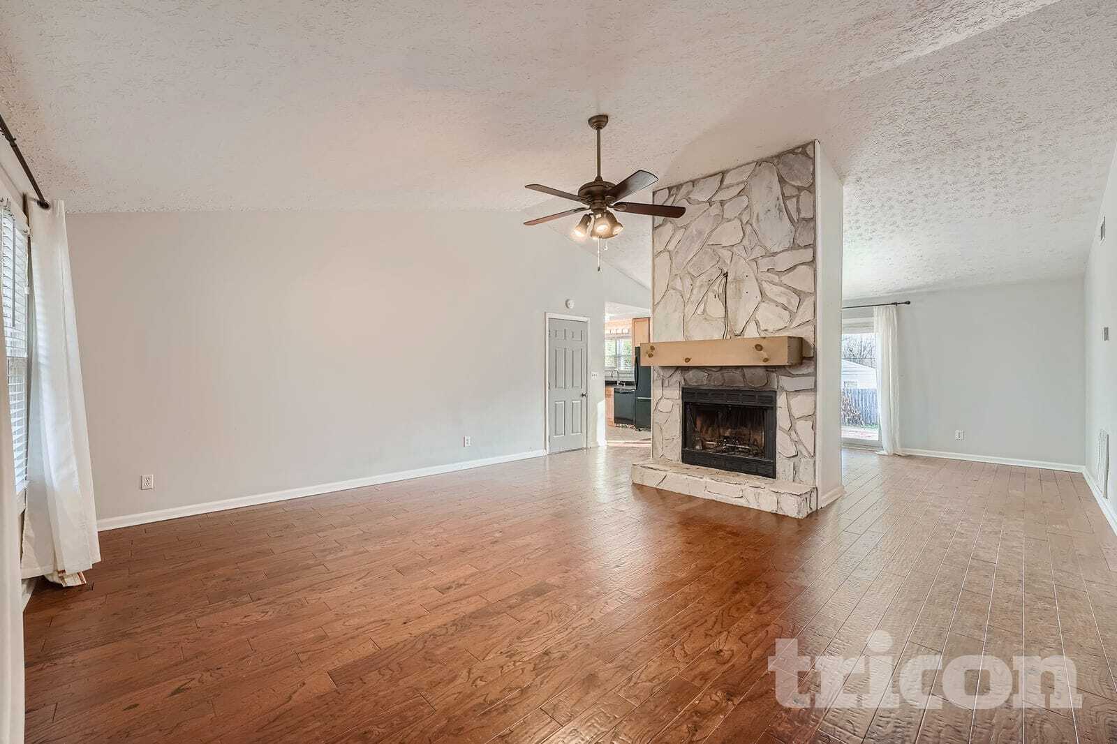 Building Photo - 414 River Point Dr