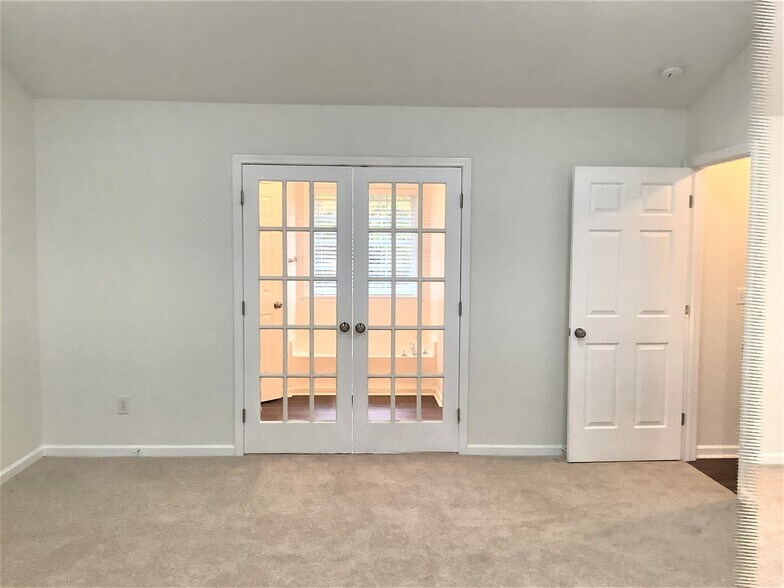 Building Photo - 106 Sweetland Ct