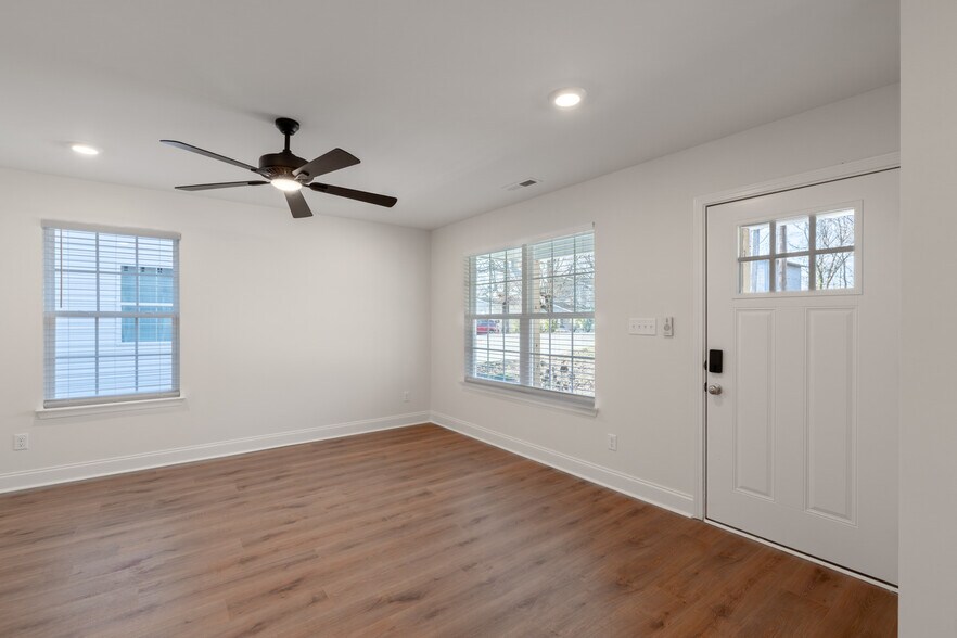 Building Photo - 812 Aubrey Ave