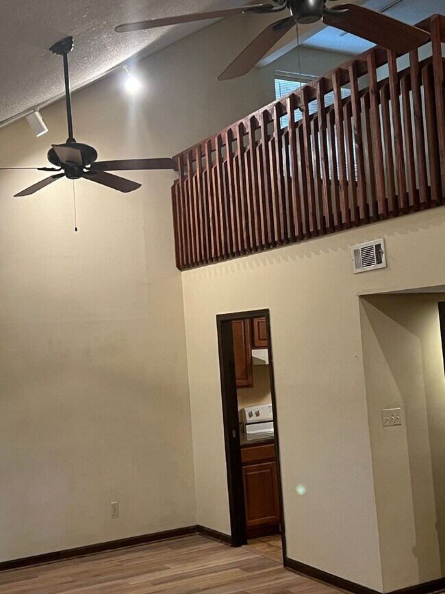 Building Photo - Large 2BD/ 2BTH with loft-Great Location