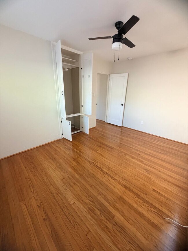 Building Photo - Lovely 2 bedroom with attached Garage