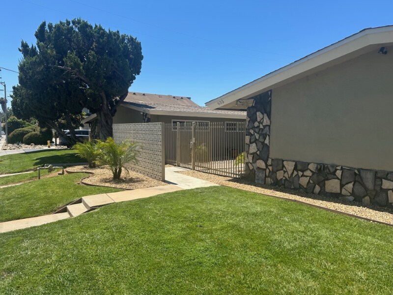 Building Photo - 633 N Fig St