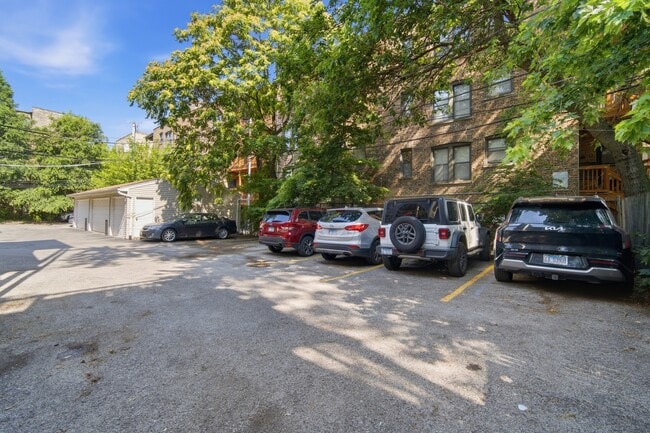 Building Photo - 626 W Buckingham Pl