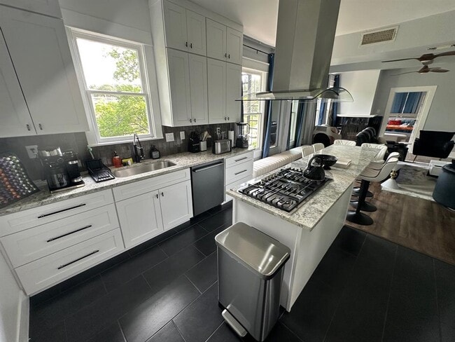 Building Photo - 3210 Hampton Rd