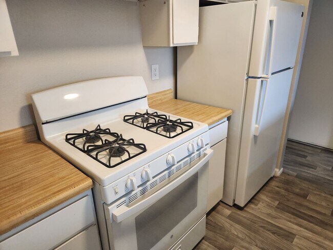 Building Photo - Charming 2-bedroom, 2- bathroom home in park like setting close to downtown Santa Rosa