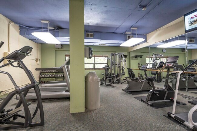 Building Photo - 899 S Plymouth Ct