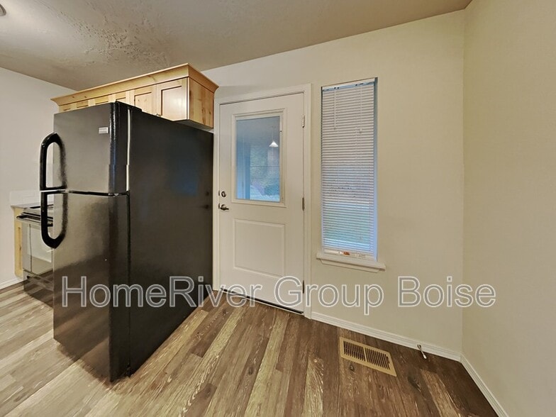 Building Photo - 1324 S Edgewater Cir