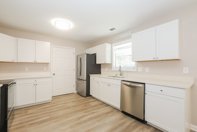 Building Photo - 2994 Raintree Dr SE