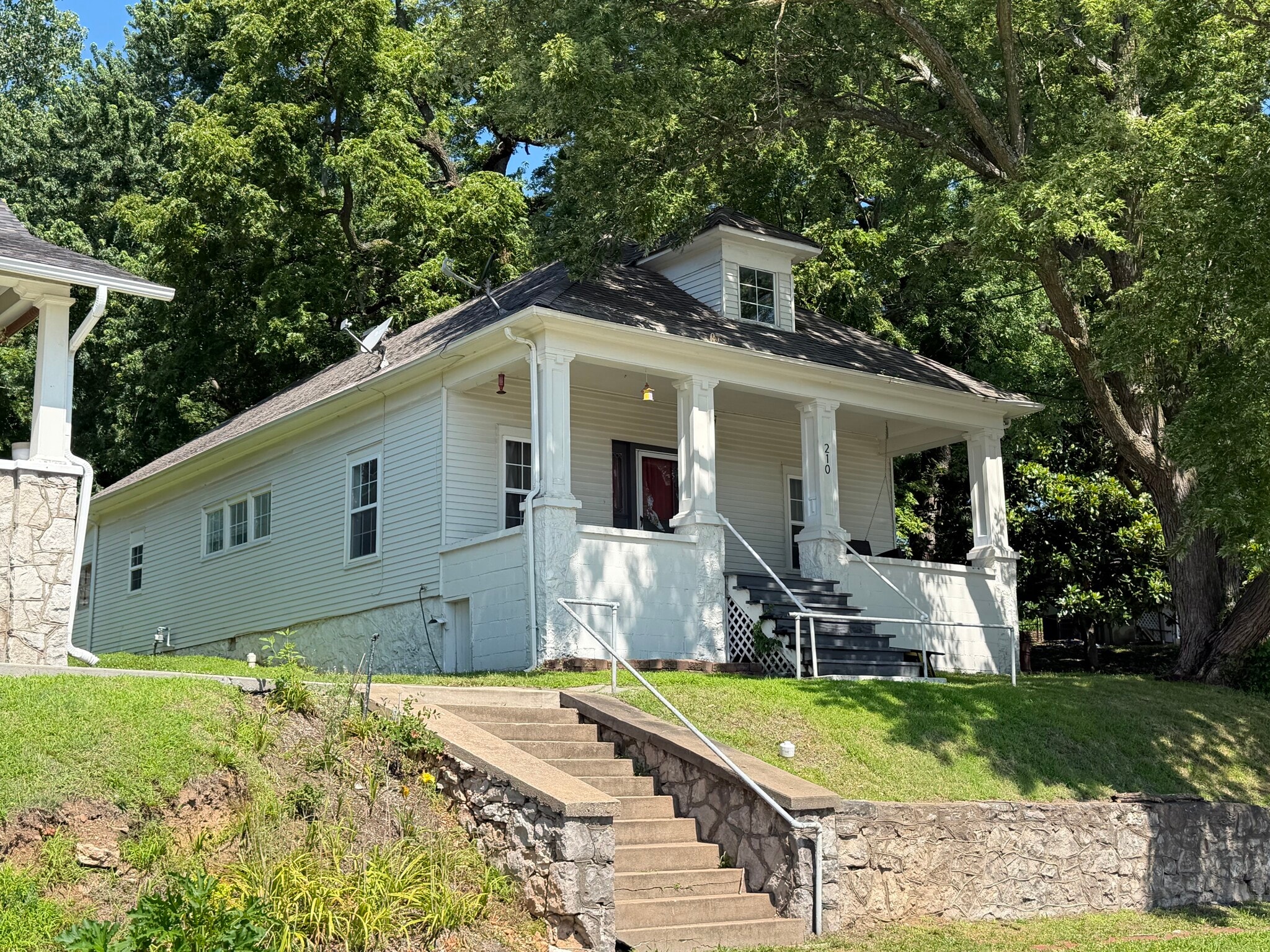 front view - 210 S Jefferson St