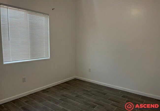 Building Photo - Comfortable 3BD/2BA Home in Bakersfield's 93304 — Water Included, No Pets!