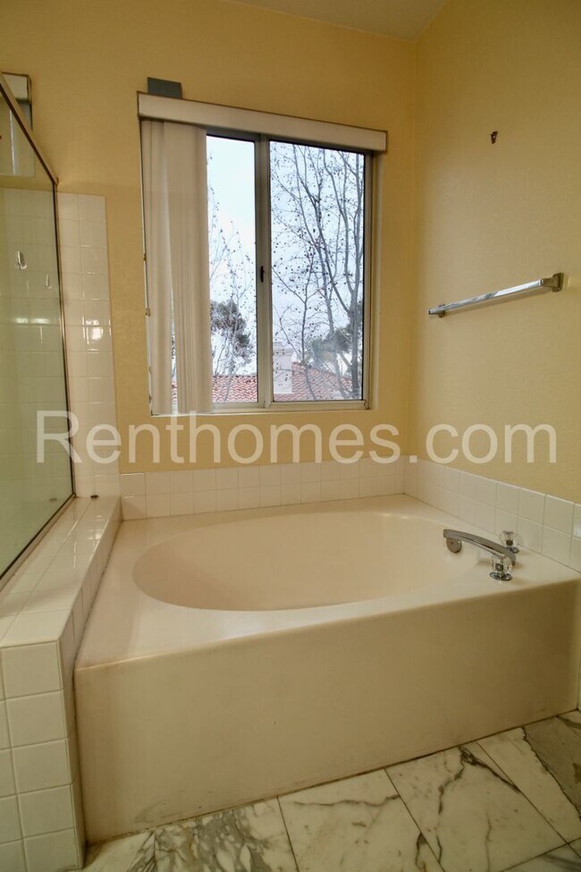 Building Photo - Scripps Ranch, 11073 Caminito Encanto, AC,...