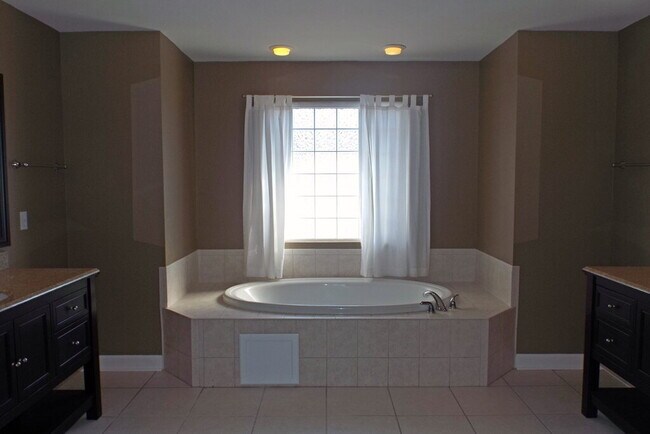 Building Photo - Spacious Pace Home with Office, Fireplace ...