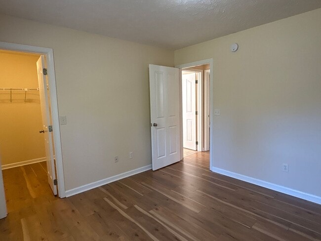 Building Photo - 3 Bedroom Home with Large Back Yard and Deck.