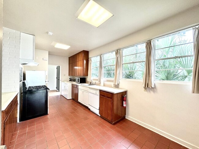 Building Photo - Vintage 2BR/2BA on Stanford Ave with Huge Fenced Yard & Lawn Care Included