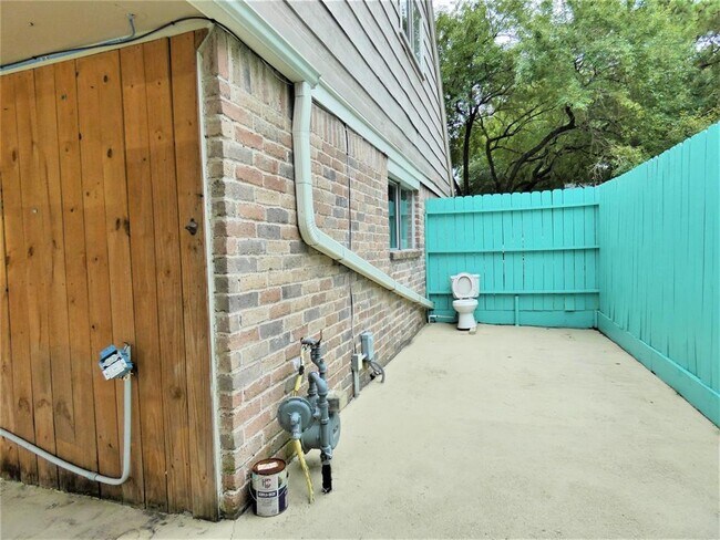 Building Photo - 7511 Renmark Ln