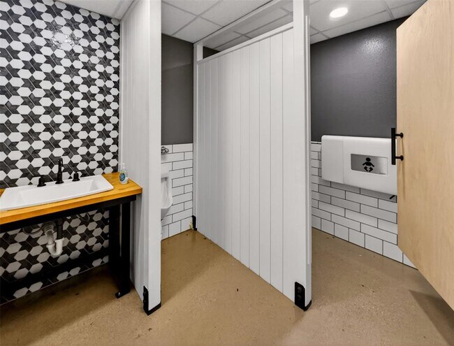 Building Photo - 6106 FM Rnch