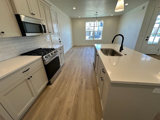 Building Photo - Desert Horizon!! BEAUTIFUL BRAND NEW 4 bed...