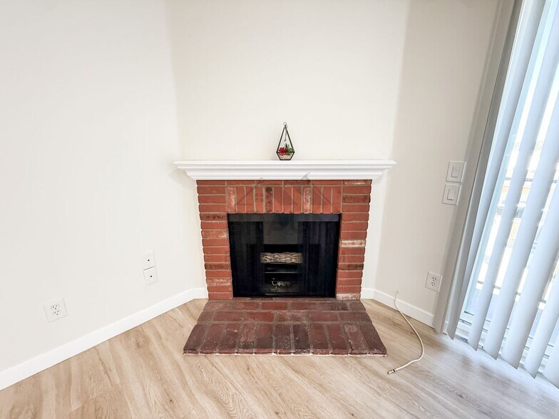 Building Photo - 11839 Burbank Blvd