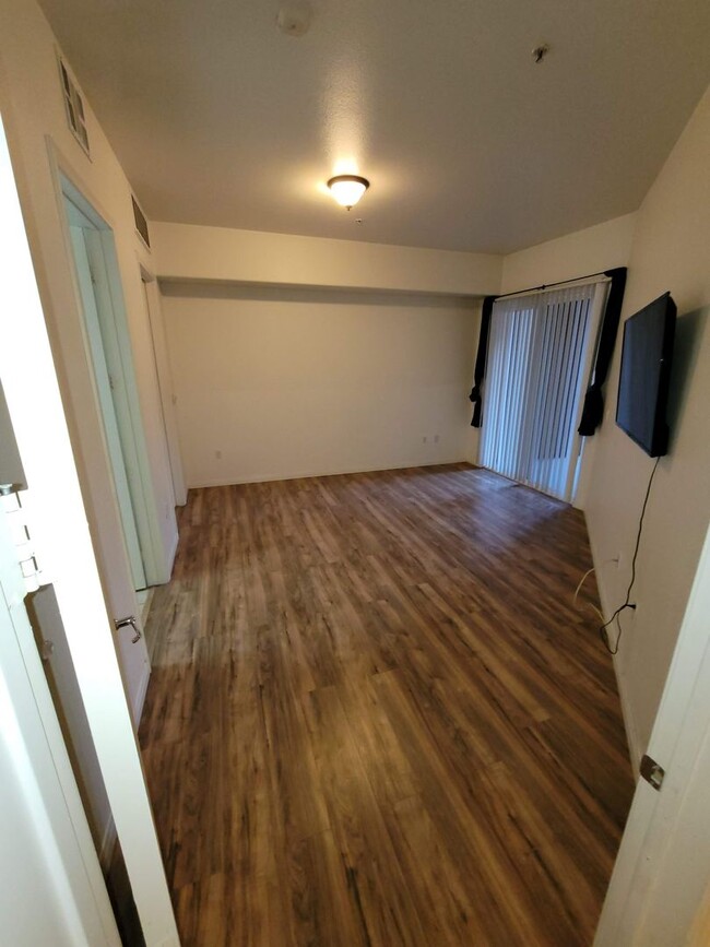 Building Photo - Gorgeous 2 Bedroom 2 Bath Manhattan Condo ...