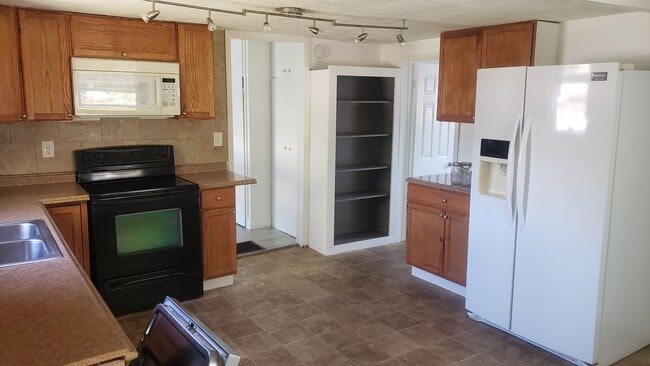 Building Photo - 3 bedroom 1 bath