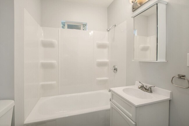 Building Photo - 348 Quimby St NE