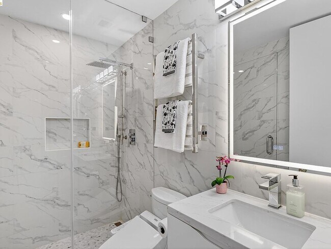 Building Photo - 565 Bellevue Ave