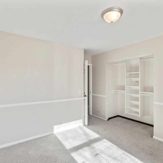 Building Photo - Large Murray 4 Bedroom Home