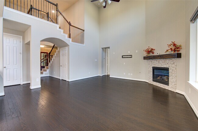 Building Photo - 28918 Woods Rose Ct