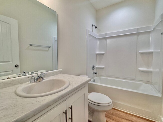 Building Photo - MOVE-IN READY! (Pet Friendly)